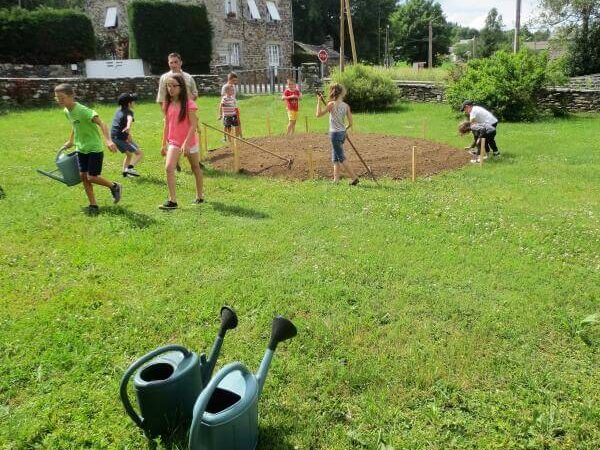 Ecole Publique de Recharinges- On seme pour les abeilles (3)